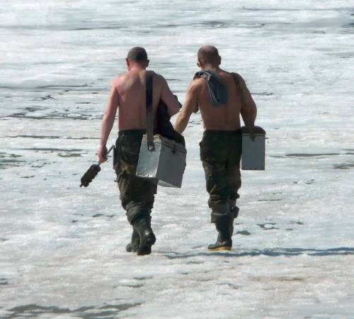 Рыбаки на весеннем льду