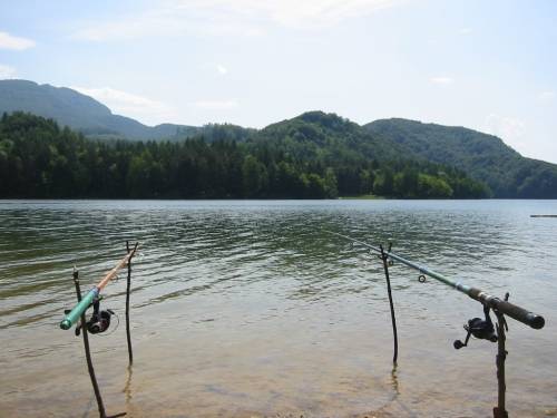 Рыбалка на живописном озере