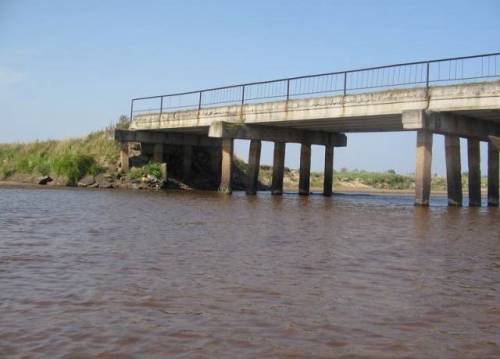 Мост, с уходящими под воду сваями