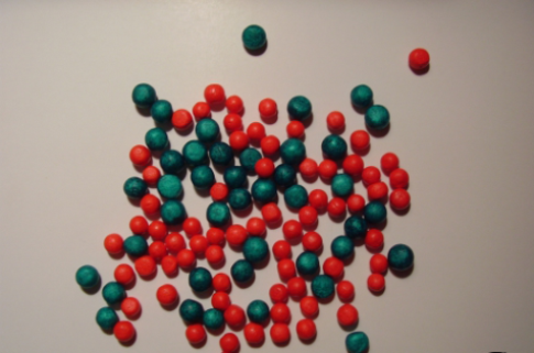 Пенопластовые шарики разных размеров и расцветки