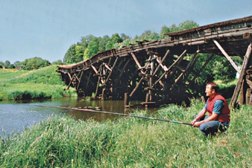Ловля возле старого разрушенного моста